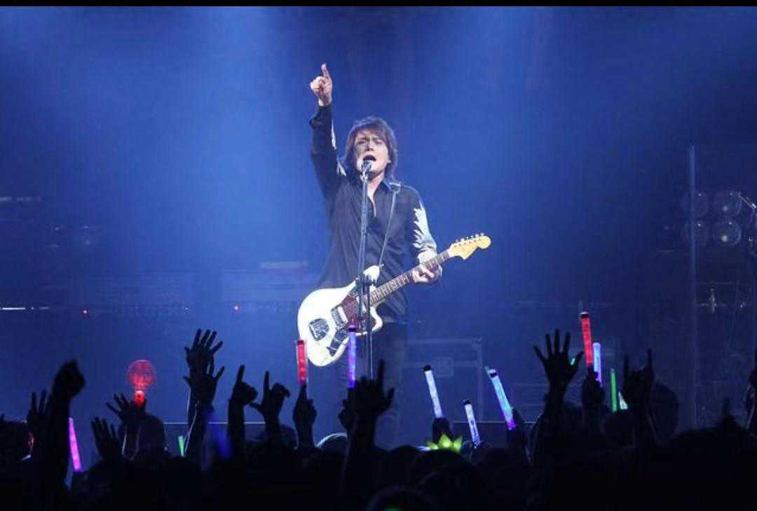 前有伍佰后有凤凰传奇，演唱会上玲花和曾毅悠闲地跳起了交际舞