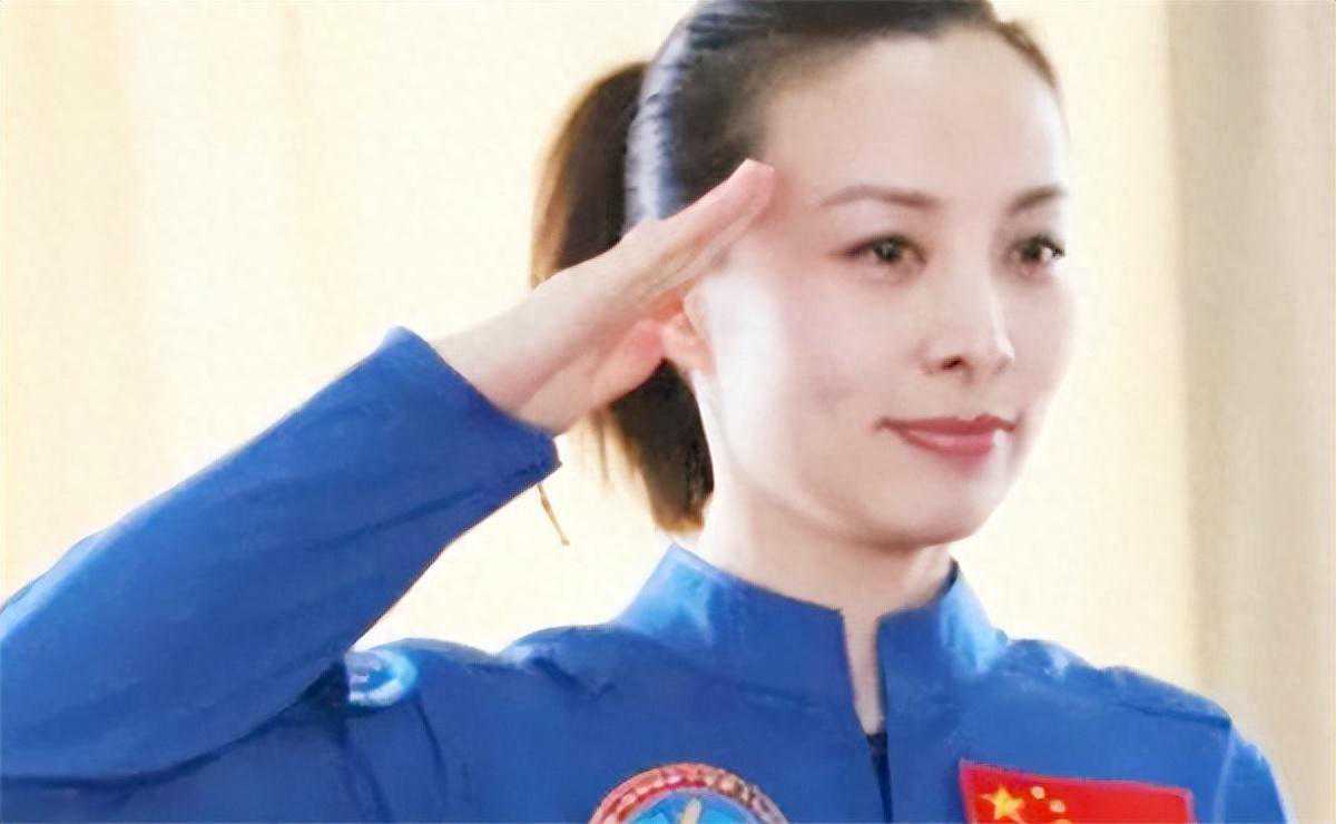 牺牲太大！王亚平曾谈太空之旅的辛酸，落地后身体弱连路都走不了