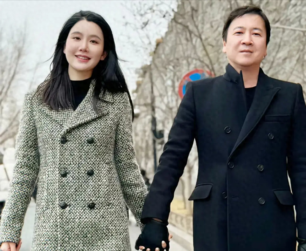 赖文峰近照曝光，抽雪茄喝5万元酒，神情落寞，现任妻子小他23岁