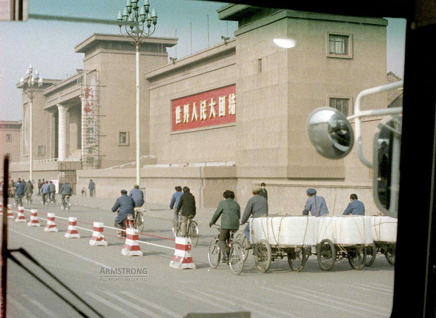 我弟结婚问我借15万，如今我让他还钱，我妈却说钱是我友情赞助的