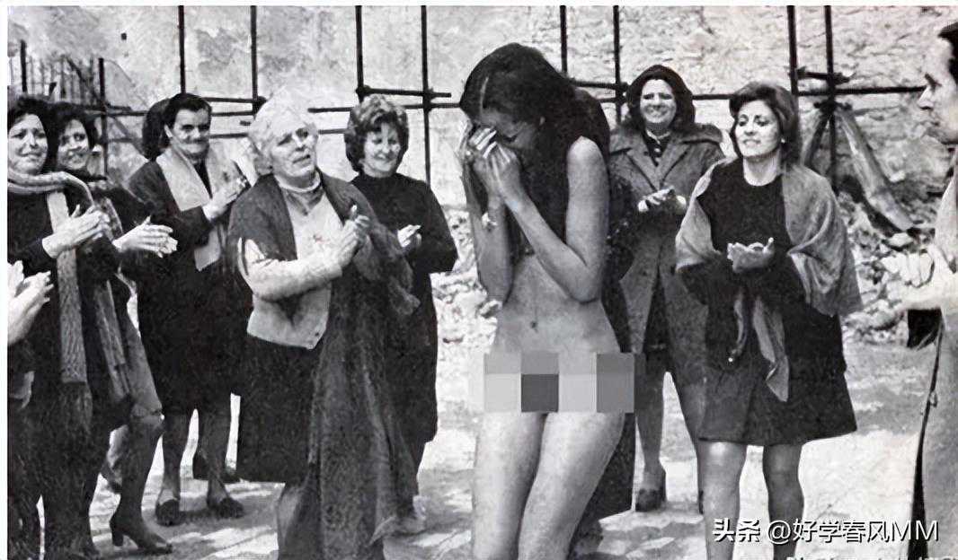二战老照片：战时与德军有染的法国女性被清算，脱衣服游街示众