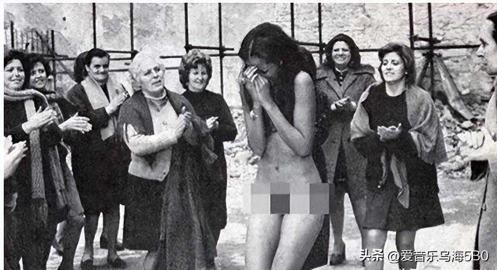 二战老照片：战时与德军有染的法国女性被清算，脱衣服游街示众