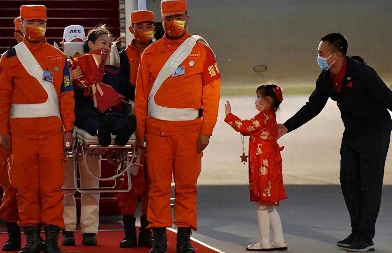 牺牲太大！王亚平曾谈太空之旅的辛酸，落地后身体弱连路都走不了