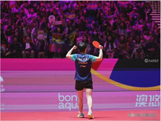 闹大啦！孙颖莎夺冠引争议！球迷热议裁判决定，决胜球是否擦边？