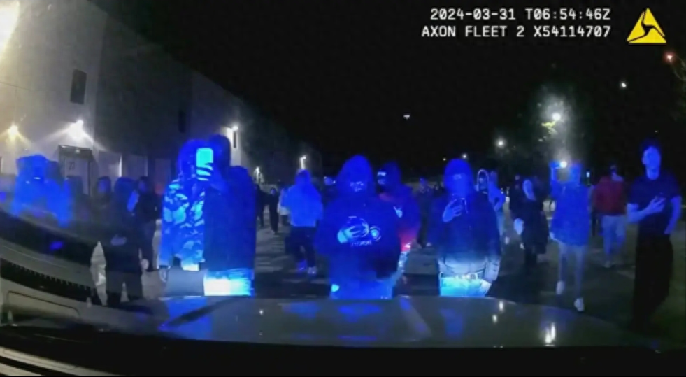 出大事了！美国蒙面暴徒把警察困在警车里，暴力撞击袭击多名警察