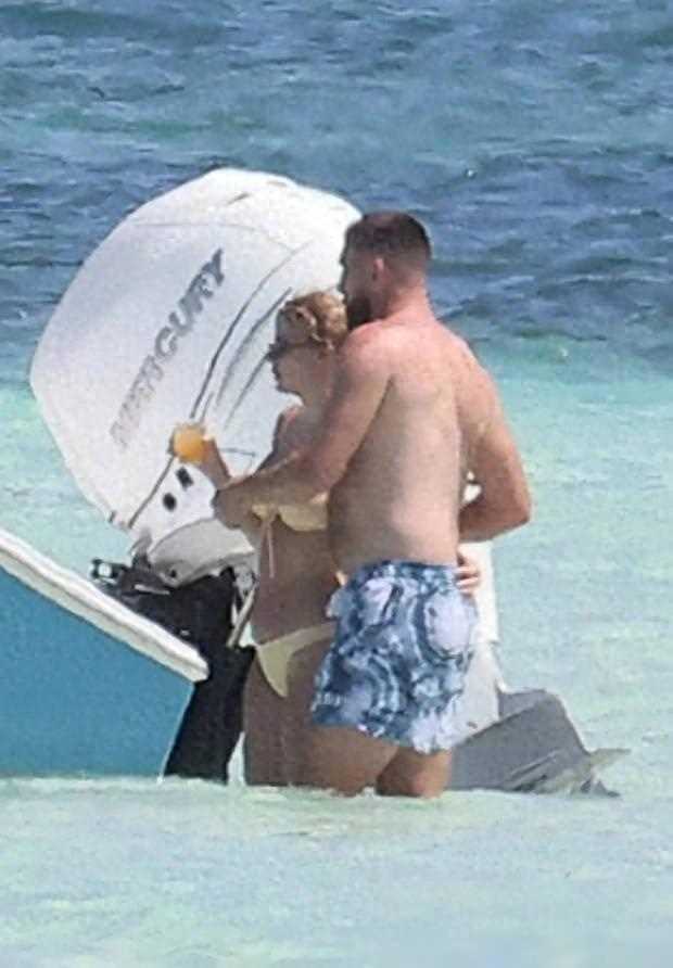 霉霉与男朋友一起晒日光浴 二人在海中亲吻，激情四射