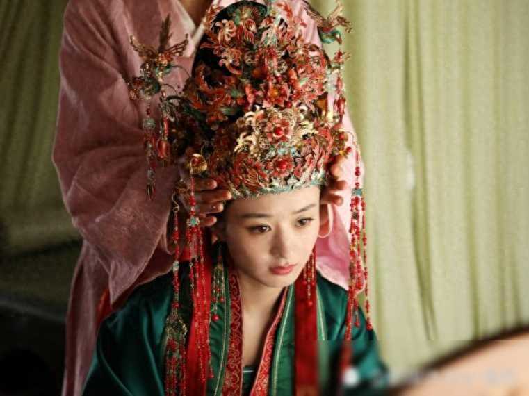 长得貌美如花，一穿上嫁衣又倾国倾城，论“新娘装”，还的是她们