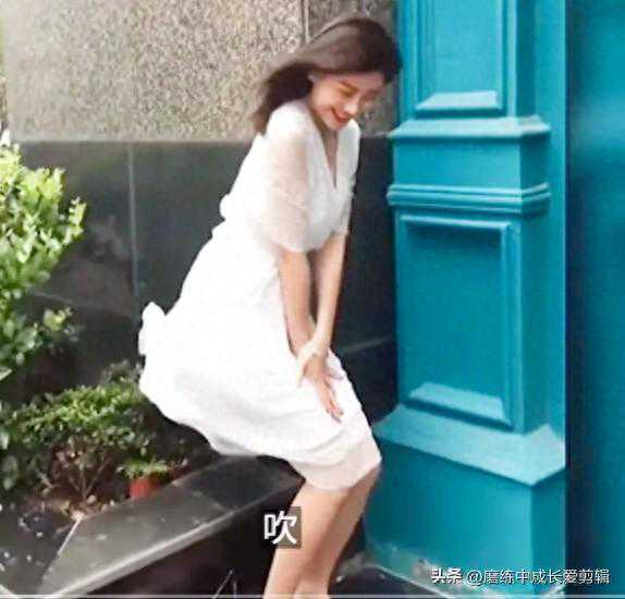 旁边那么多男人，美女裙子掀起好尴尬啊