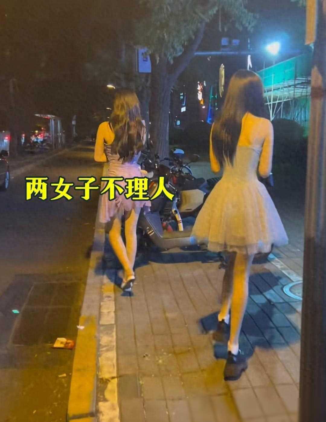 男子看到两名美女东张西望，直接上前沟通：你们谁愿意做我女朋友