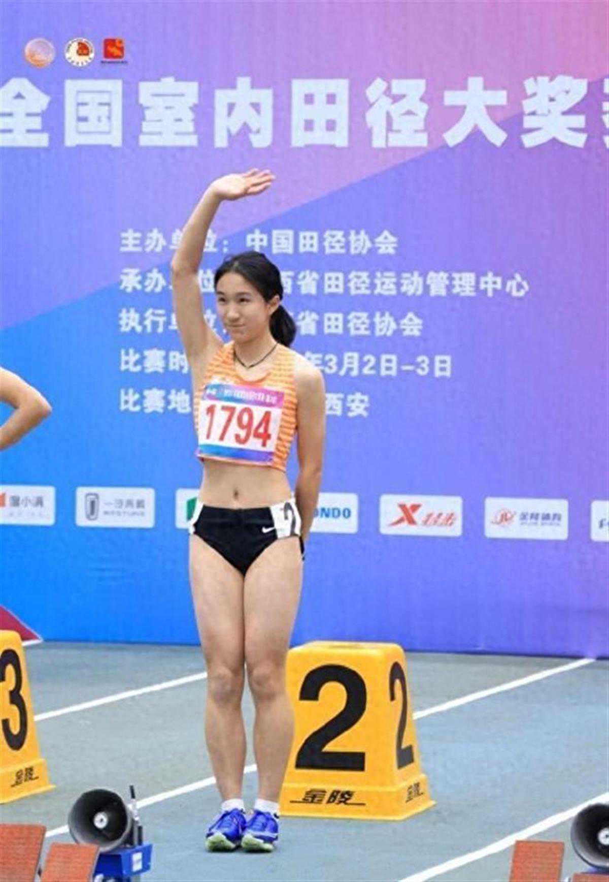 15岁初中生陈妤颉“跳级”参加成人组比赛，一个月连拿两枚金牌和一枚银牌，多次刷新亚洲少年纪录