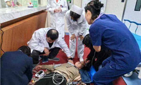 一市民突发血管迷走性晕厥 长春中医药大学附属医院医护人员秒速出击“抢回”生命