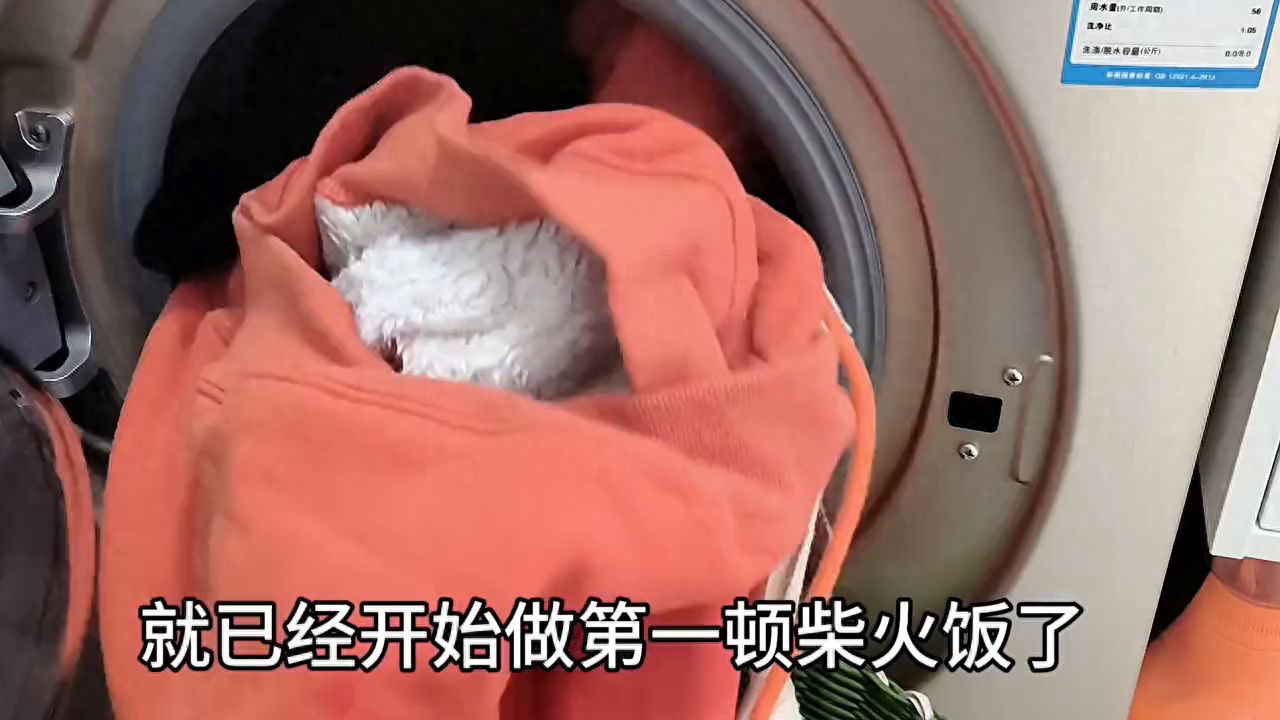 孩子小难道就不应该，让他独立完成自己的事吗