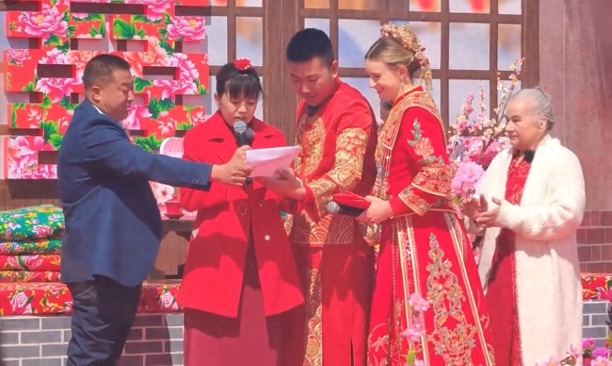 俄罗斯姑娘嫁东北小伙，婚后生活引热议：丈母娘要求生十个！