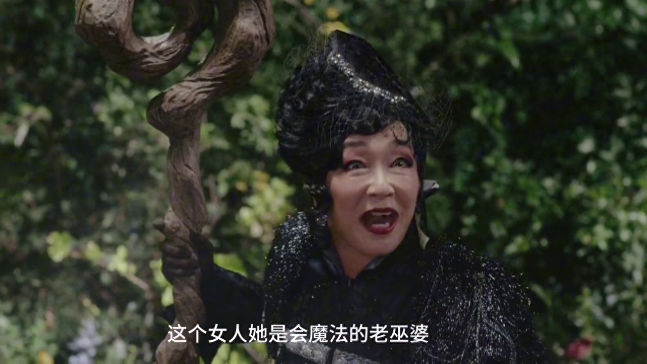 她是会魔法的老巫婆，给小红帽施了魔法，瞬间变成美丽公主