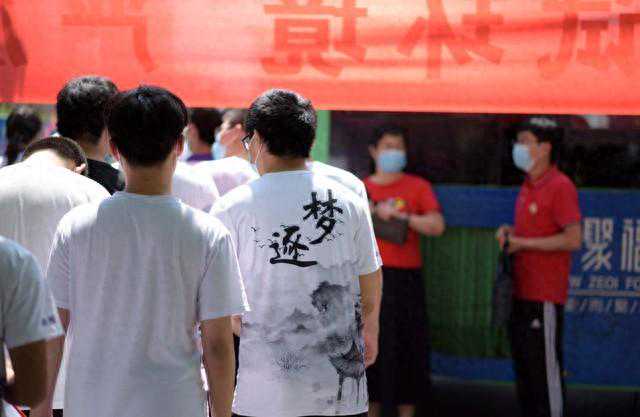 高考结束后，我砸烂了儿子的笔记本电脑，他怒吼咆哮，我输的彻底