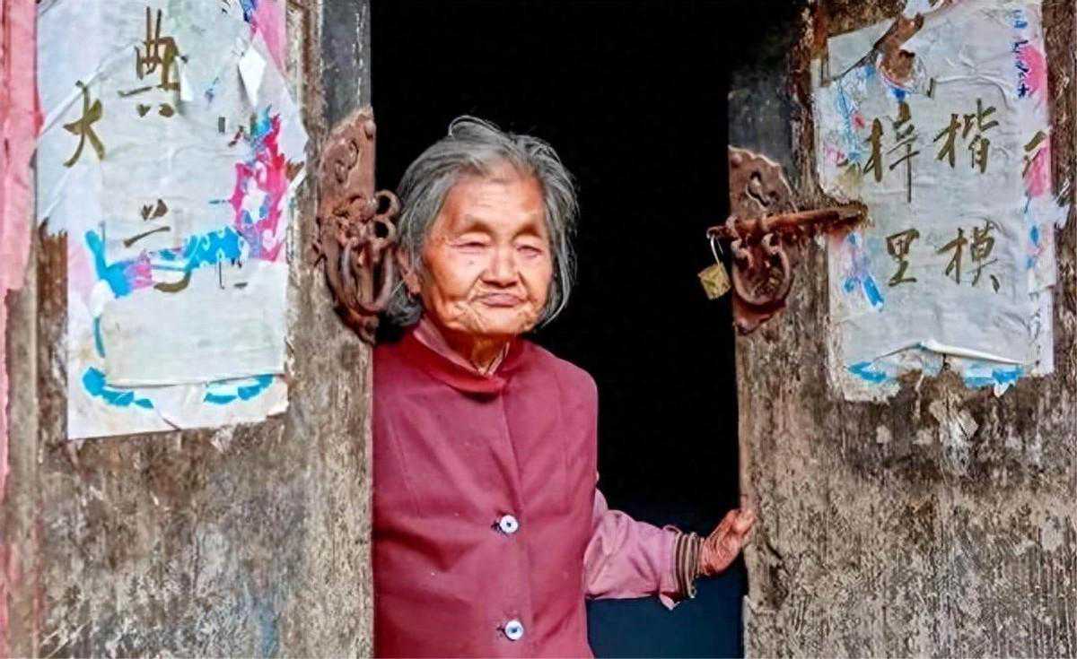 因回来晚了女友竟然狂砸五万块的电脑，是报警还是远离？男人好难