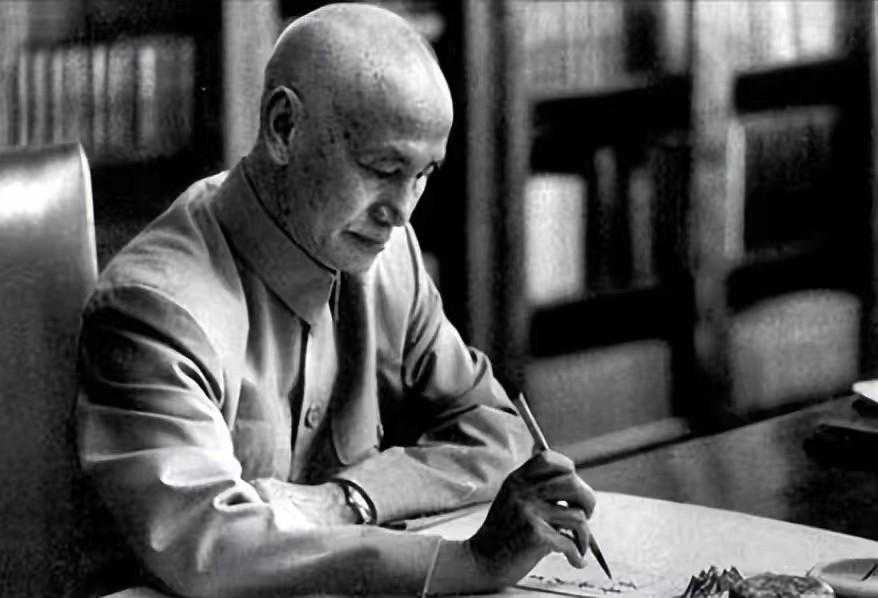 1936年，蒋介石亲外甥不小心碰了警察局长小老婆的腿，被赏两耳光