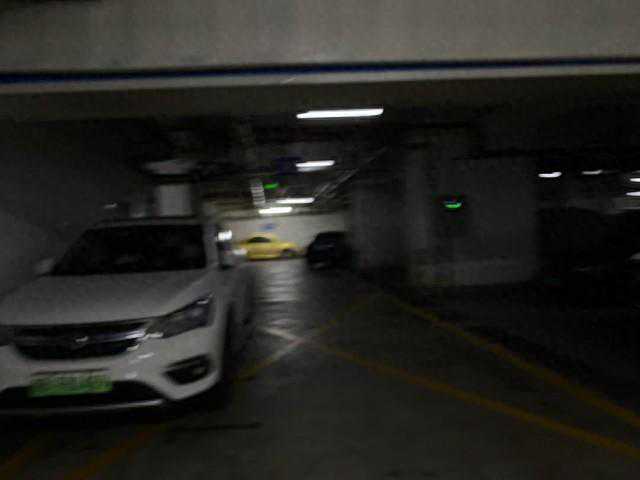 挑战重庆的地下停车库，带你看看有多复杂，已经绕晕在里面