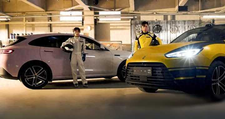 体验极致操控！问界M5挑战停车楼3600°速倒刷圈