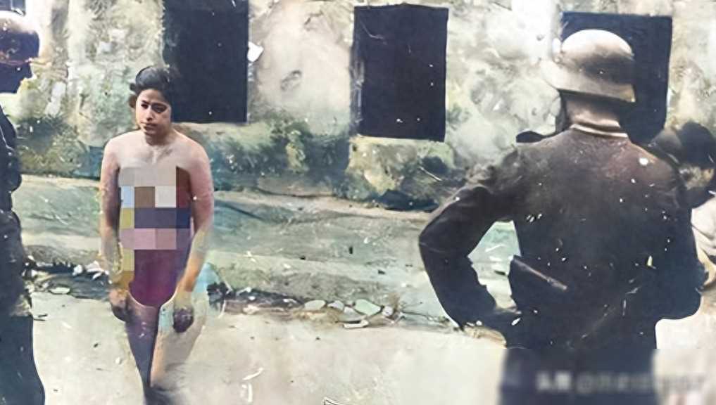 珍贵老照片，纳粹将犹太女人衣服扒光，焚尸炉里面伸出一只手