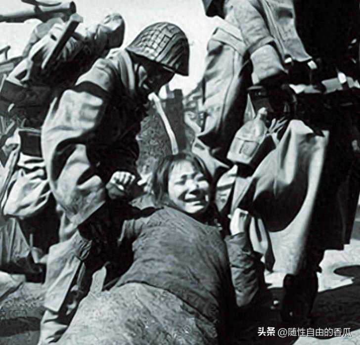 侵华日军老照片：衣服被扒，女子被日本人蹂躏，先奸后杀不留命！