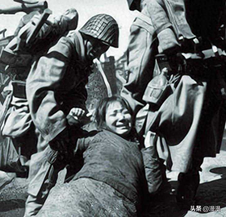 侵华日军老照片：衣服被扒，女子被日本人蹂躏，先奸后杀不留命！