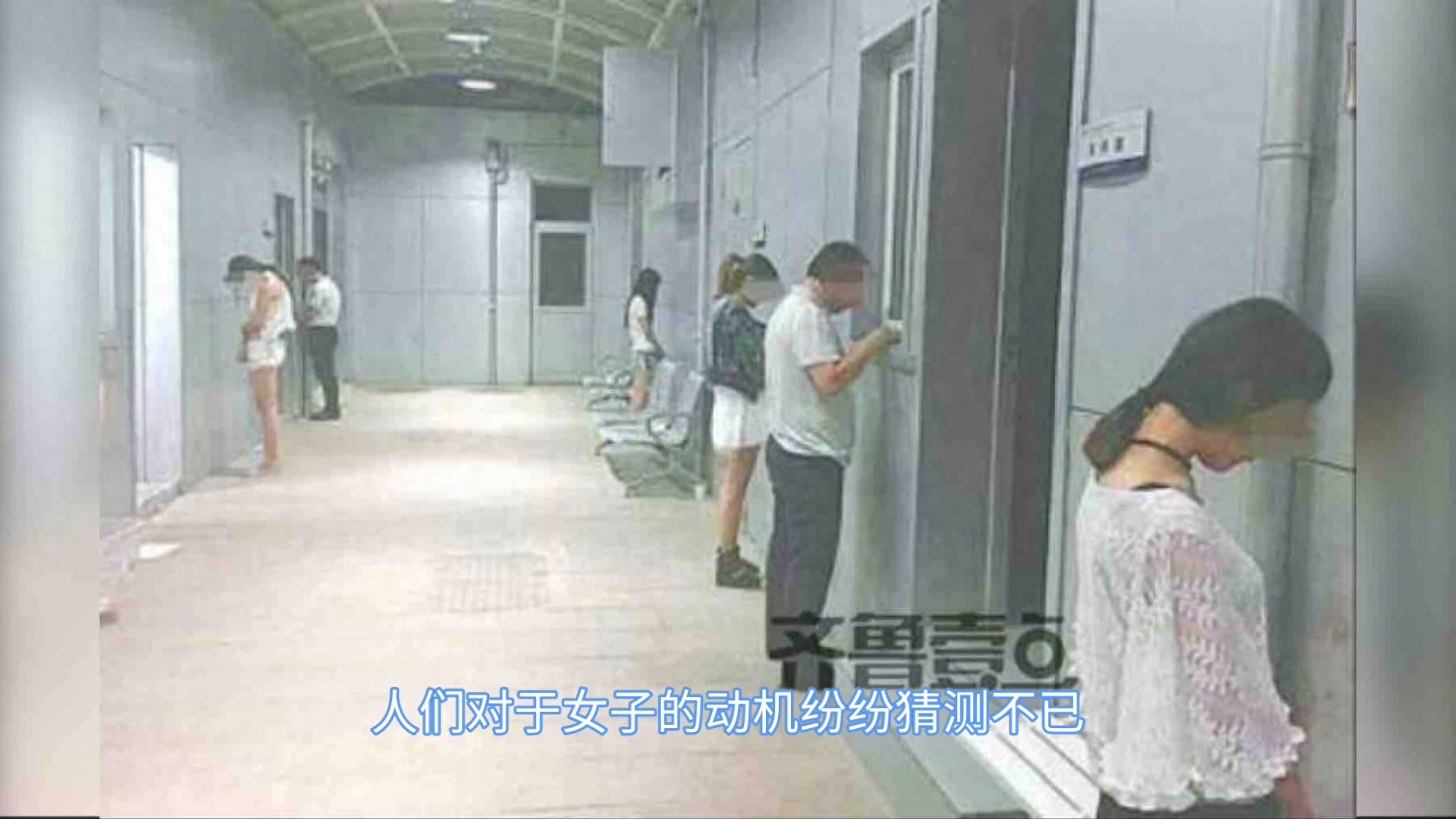 震撼！重庆奶茶店女子脱光上衣，众人围观耻笑，背后暗藏悲剧