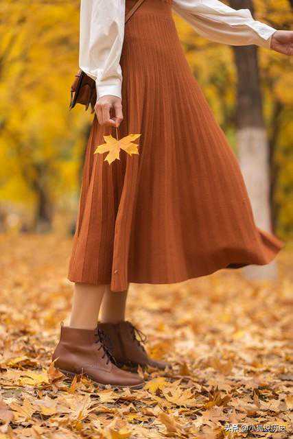 爸爸穿得太显眼把女儿气哭