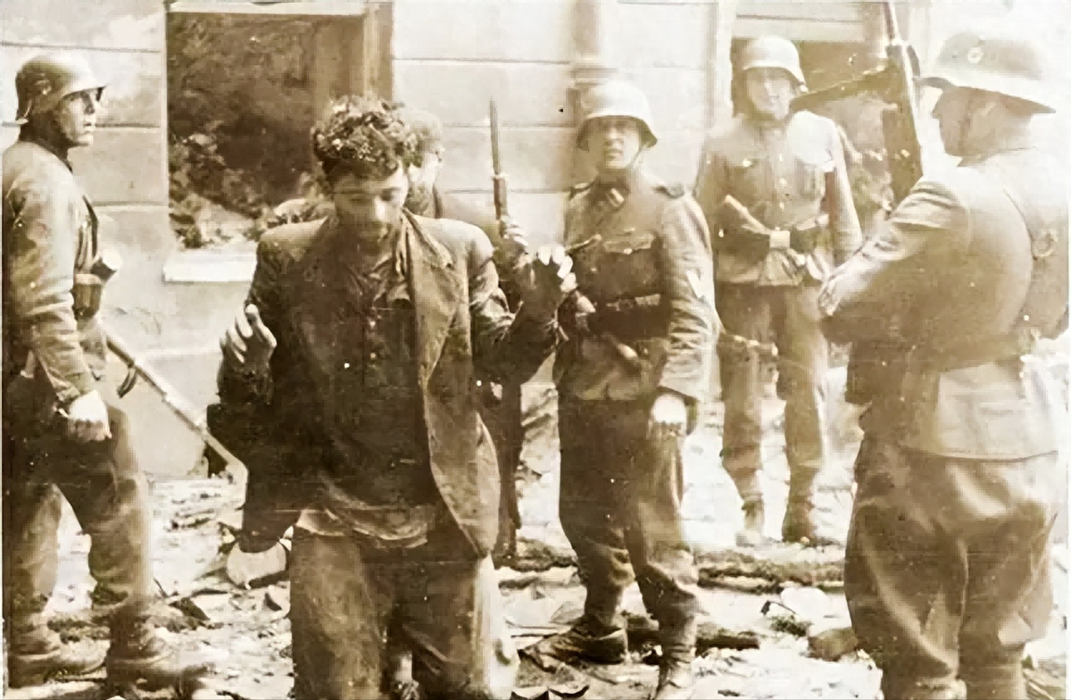 罕见照片，纳粹屠杀妇女之前，将她们的衣服扒光，然后集体枪决4