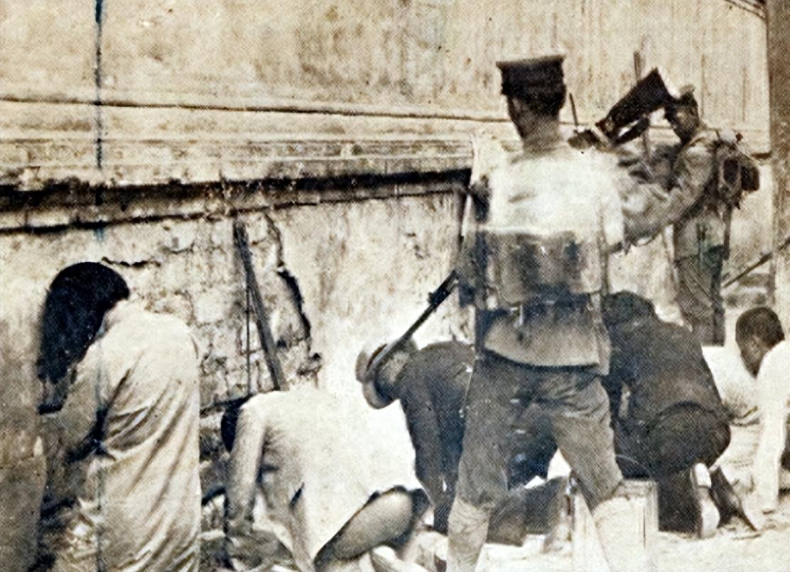侵华日军暴行照片，女子为活命，脱下衣服让日本人拍摄，侮辱致死