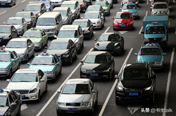 太侮辱人了！俩男子大马路上激烈争吵，一人被按在车上狠狠打屁股