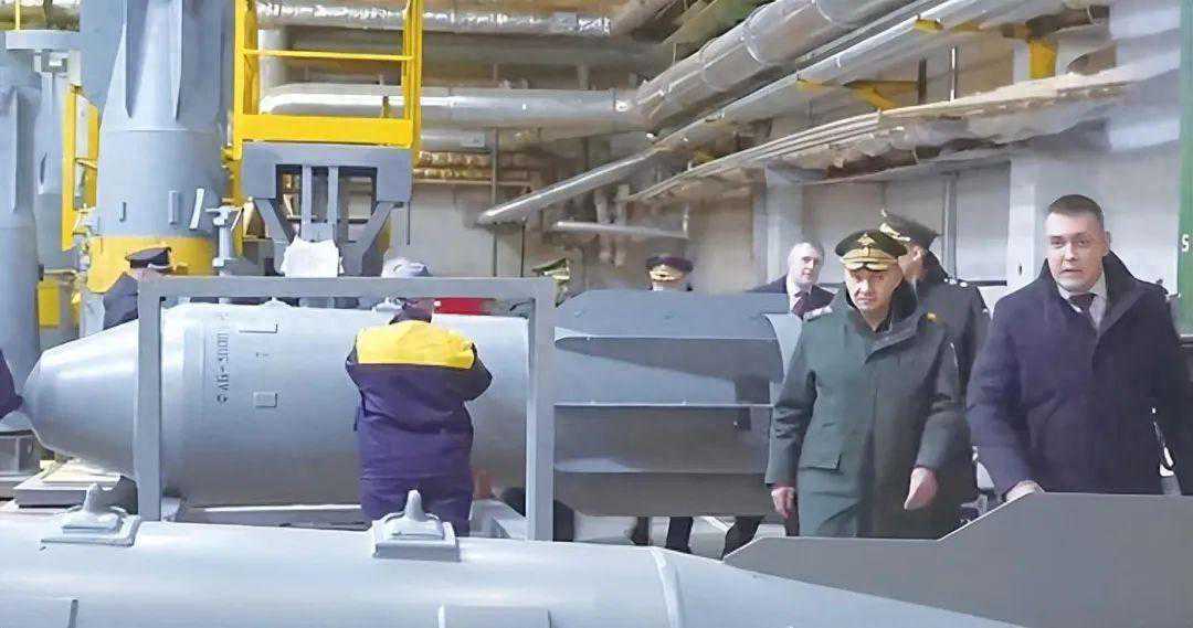 乌克兰这下有福了！俄罗斯重启超级炸弹生产线，重量超过3吨