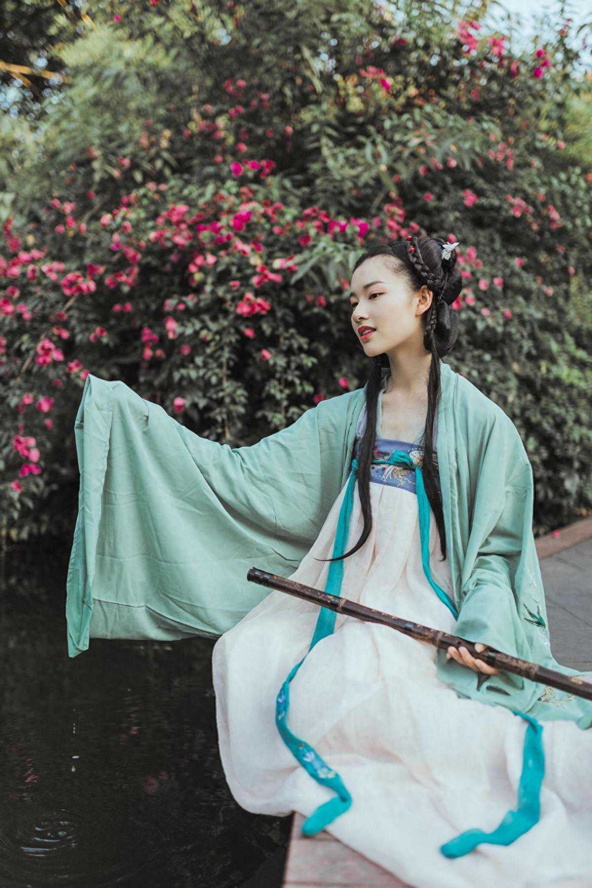 儿子偷偷吃蚊子，老父吓得转身就跑，青蛙：你忘了我吗