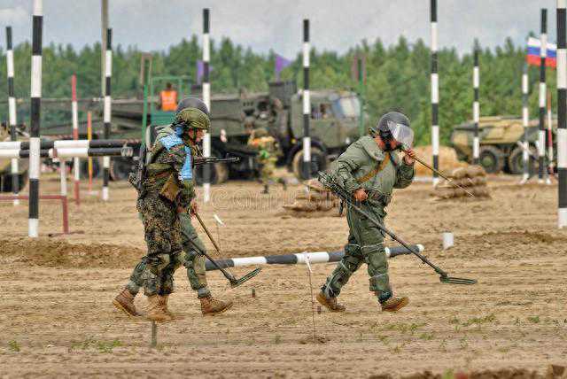乌克兰军队寻找未爆弹，生死一线维护国家