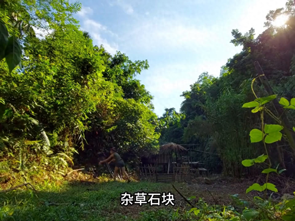 女人大胆的在野外洗澡，夜晚垂钓一点也不害怕#助眠