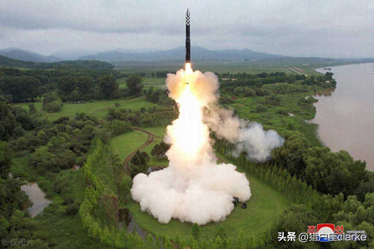 火星炮-16B”震撼亮相：金正恩的笑容背后，朝鲜新导弹的威慑之谜