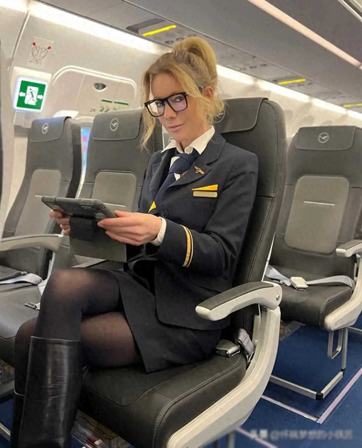 来自德国汉堡的空姐轻熟美女，上班制服优雅，下班穿搭自由