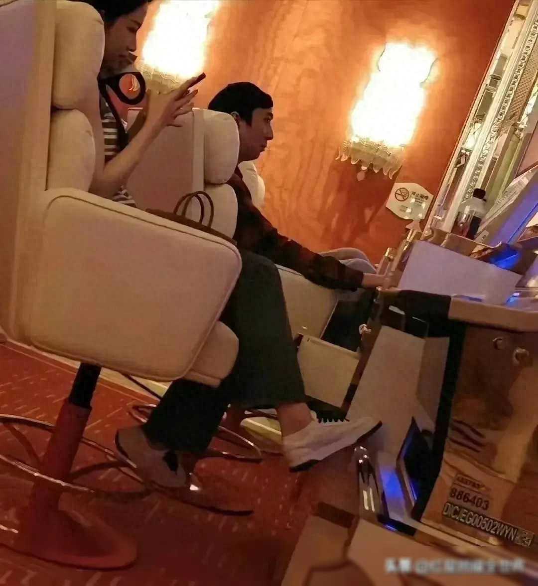 王思聪和4个美女在永利皇宫玩老虎机，被人曝光！一堆钱玩得开心