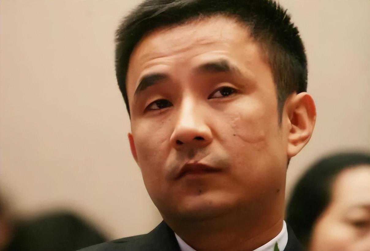 王永红:买一亿瓶子博人一笑,后欠800亿带女星跑路,父亲葬礼都没回