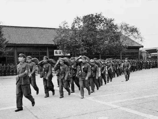 当年在部队，连队干部每年都有接兵和送兵任务，冰火两重天