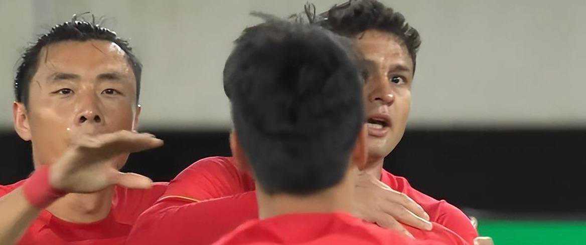 1-0！新国足一哥横空出世，背着裤腿造球，与三名防守球员对打