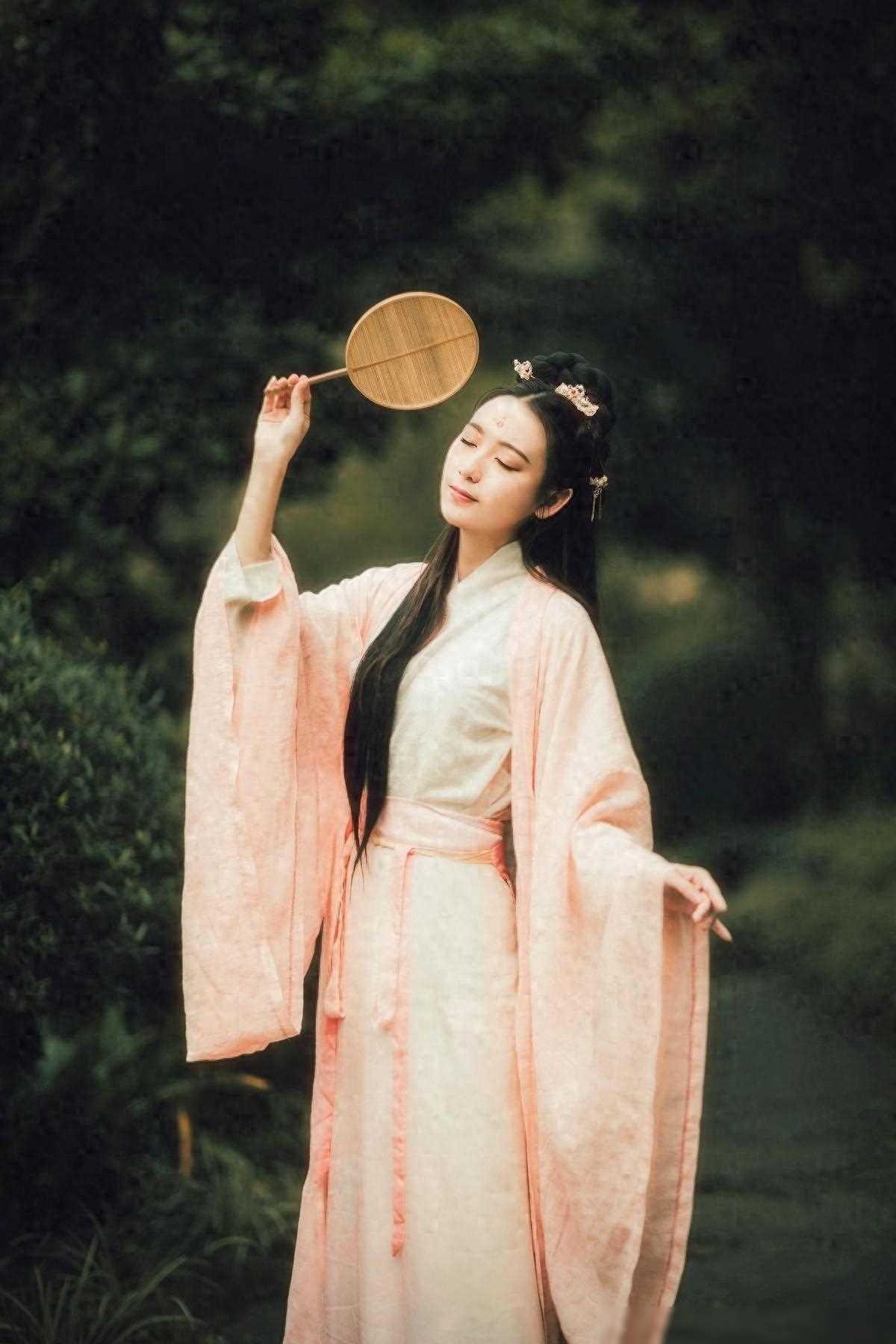 男子夜宿古庙，不小心打落木牌子，他跪地求饶逃过一劫