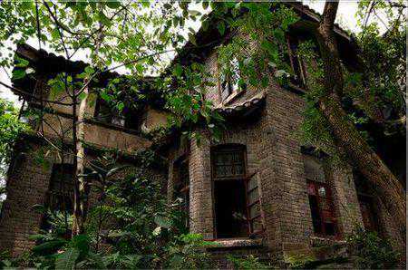 故事：女孩不听劝非要闯入鬼屋，家里人急得团团转