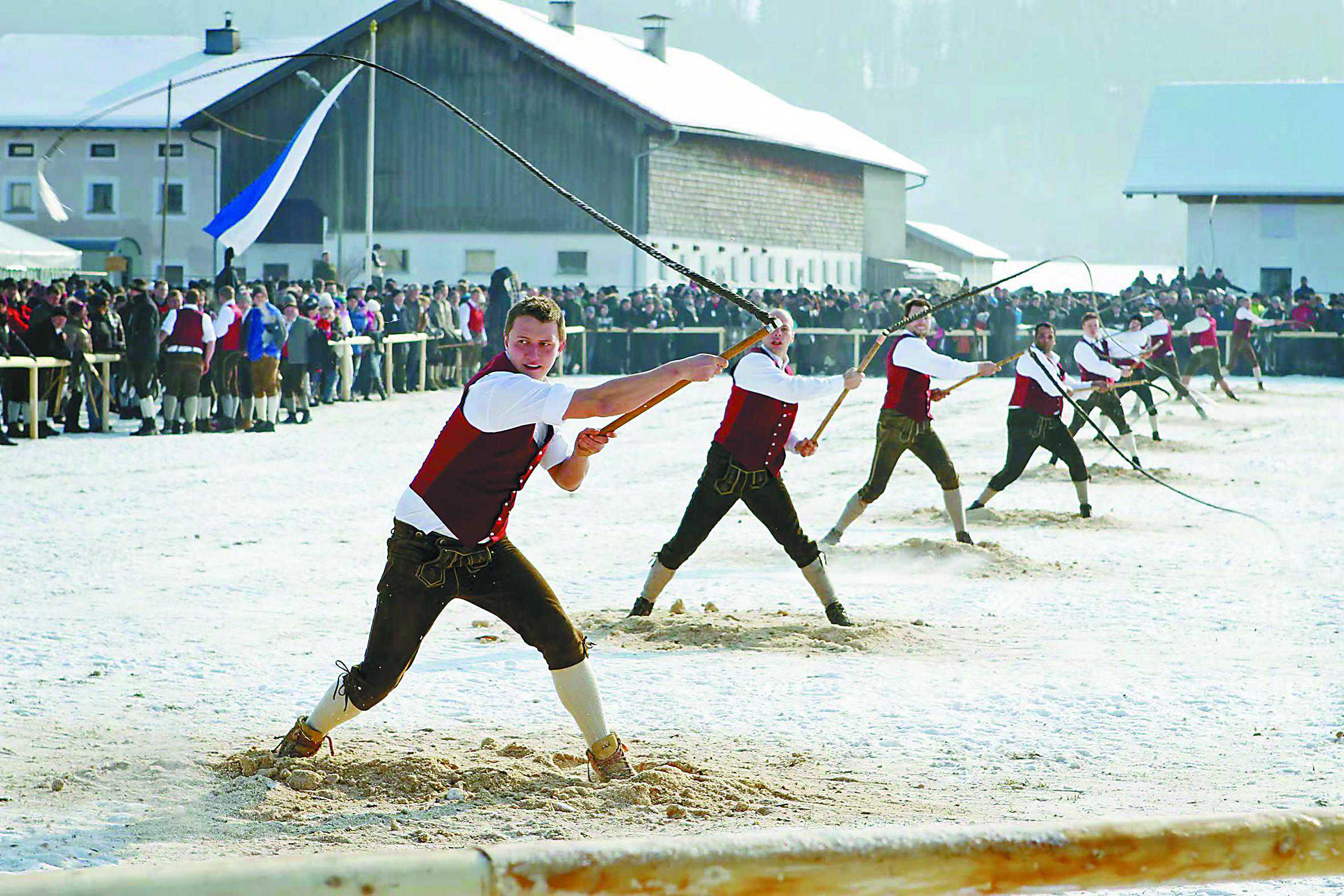 以清脆鞭声驱散黑暗，德奥边境百姓甩马鞭“唤醒生命”