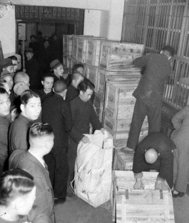 民国物价“一日三跳”，教授为生存各显神通，政府官员却大鱼大肉