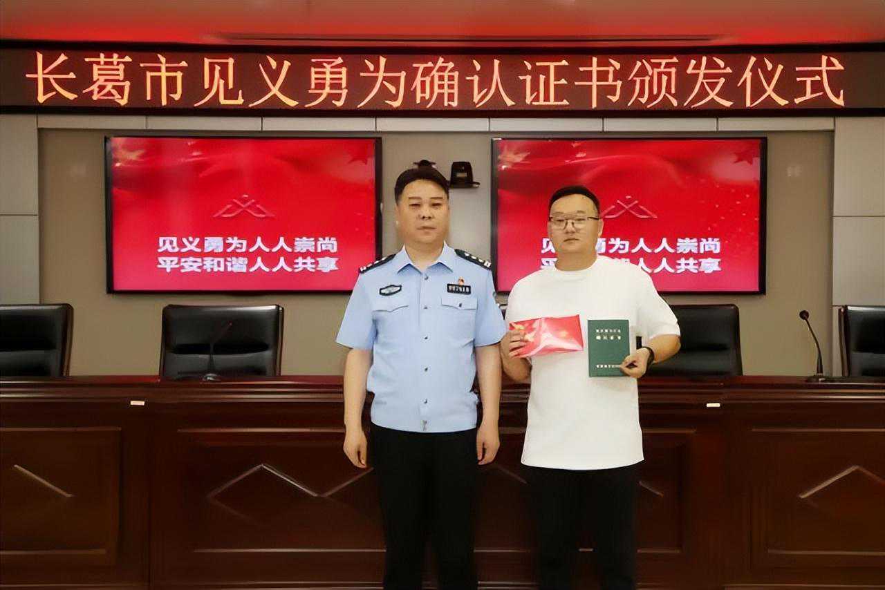 惊险！绿化带窜出2米多高火焰！长葛这人冲了上去……