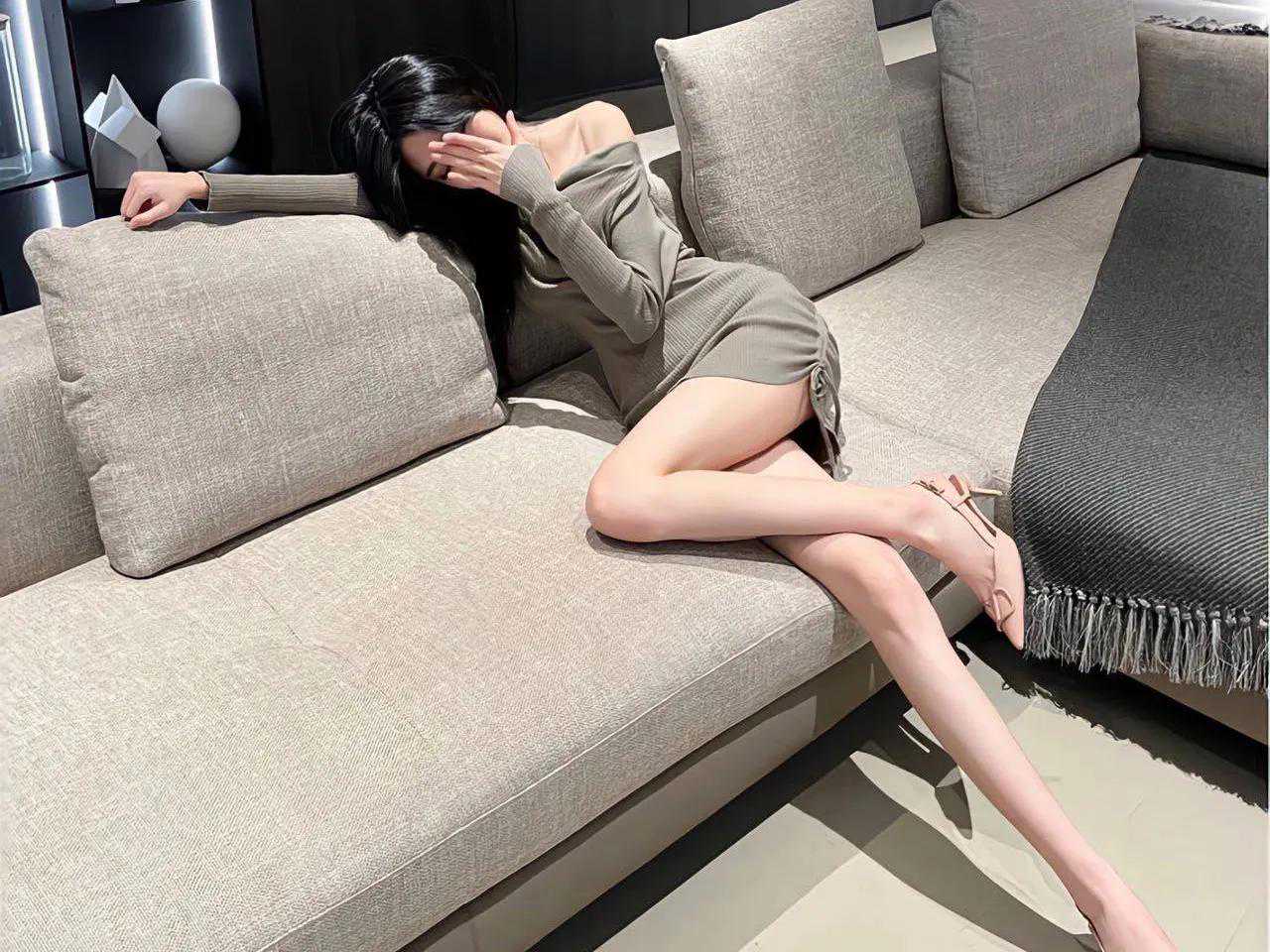 她一直以为，自己不过是他心血来潮时的消遣