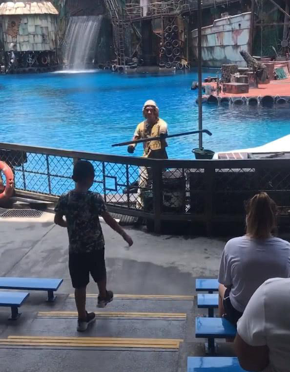 “熊孩子”游乐园拿到水枪，立马对美女喷水，接下来一幕太解气！