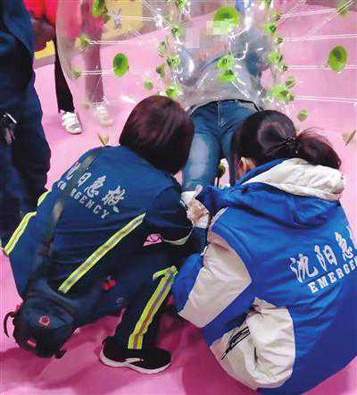 小心风险游戏 女孩玩碰碰球碰出韧带拉伤和髌骨脱位