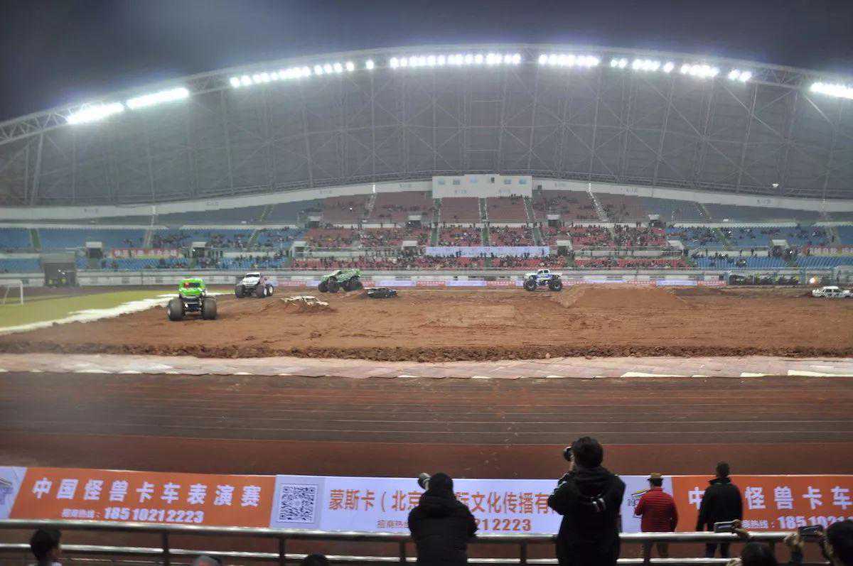 超大轮胎超强马力，这些卡车能开得飞起来